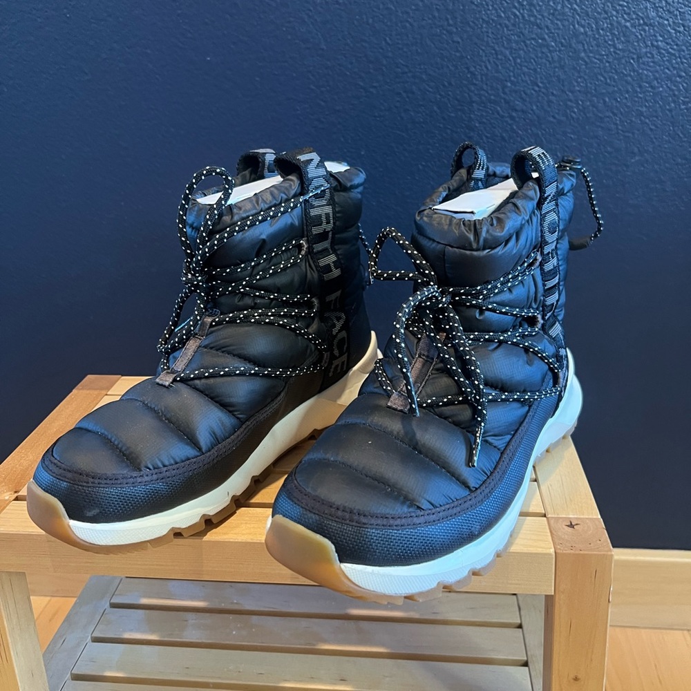 THE NORTH FACE THERMOBALL LACE-UP BOOTS. Size 8